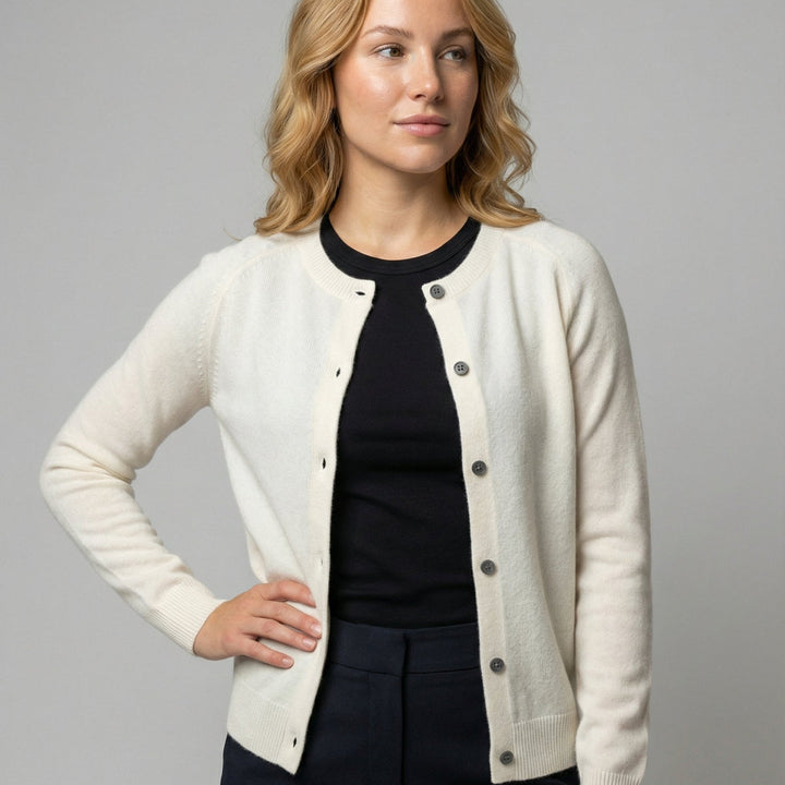 Gemütlicher Damen Strickcardigan, Langarm, V-Ausschnitt & Knopfleiste. Perfekt für Herbst/Winter.