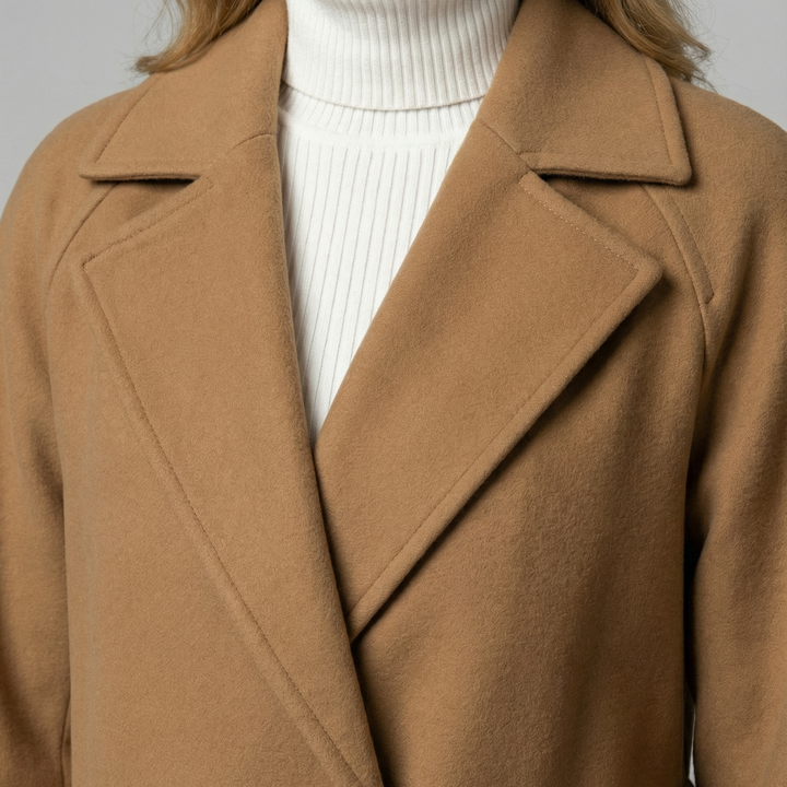 Doppelreihiger Damen Gürtelmantel, lang geschnitten, für eine schlanke Silhouette. Ideale Herbst-Winter-Mode.