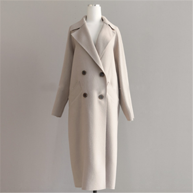 Eleganter Damen Herbst- & Wintermantel, doppelreihig, mit Bindegürtel. Klassische Damen Mode.