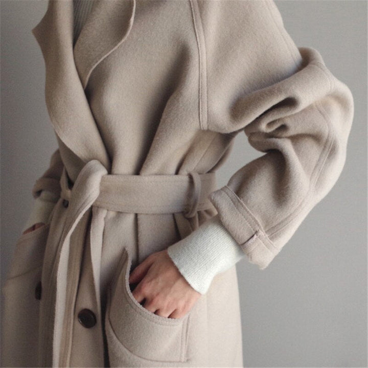 Zeitloser Damenmantel mit doppelreihiger Knopfleiste und Gürtel. Perfekt zum Layering im Herbst/Winter.