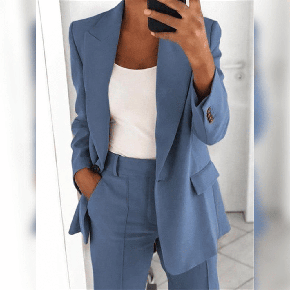 Professioneller Damen Business Anzug mit Blazer. Ideal als Bürokleidung für Meetings & einen souveränen Frauen Business Look.