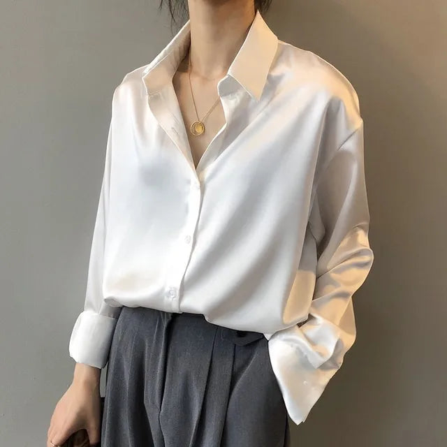 Klassisch-moderne schwarze Damen Hemdbluse mit leichtem Glanz, vielseitig kombinierbar für jedes Outfit.