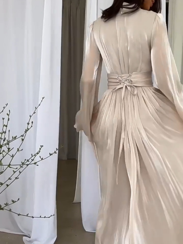 Fließendes Langarm Maxikleid für Damen, Plisseekleid im eleganten Design, ideal als Partykleid oder Sommerkleid.