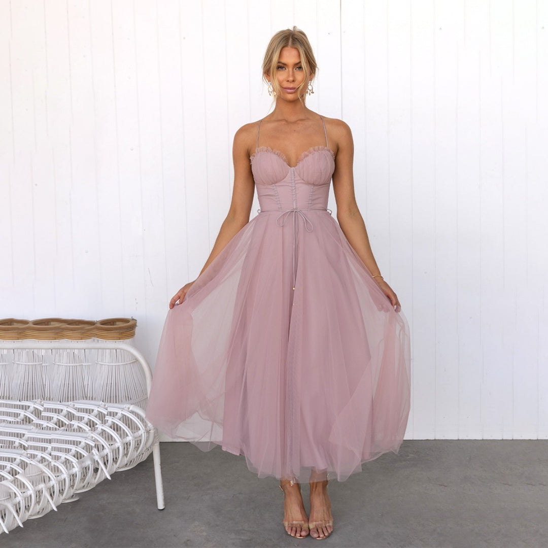 Festliches Cocktailkleid, figurbetontes Midikleid für besondere Anlässe. Elegantes Damen Abendkleid, glamouröse Festmode.