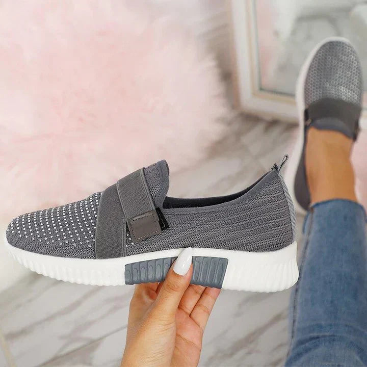 Bequemer Damen Sneaker mit praktischem Klettverschluss für schnelles An- und Ausziehen.