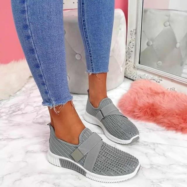 Stilvoller Damen Slip-On Sneaker mit Klettverschluss, modern und vielseitig kombinierbar.