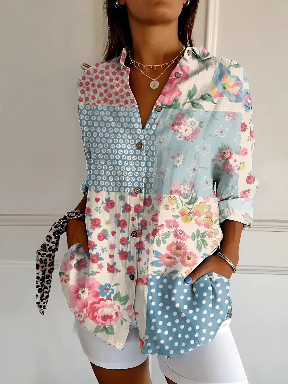 Elegante Damenbluse mit modischem Muster, ideal für Frühling und Sommer. Vielseitiger Look.