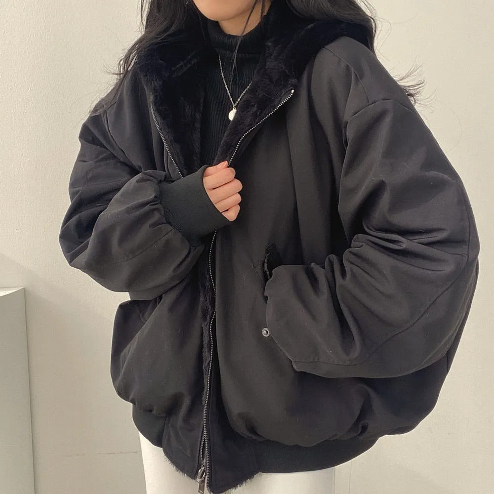 Moderne, warme Damen Winterjacke in Schwarz. Doppellagige Outdoor-Freizeitjacke, elegant und atmungsaktiv für den Winter.