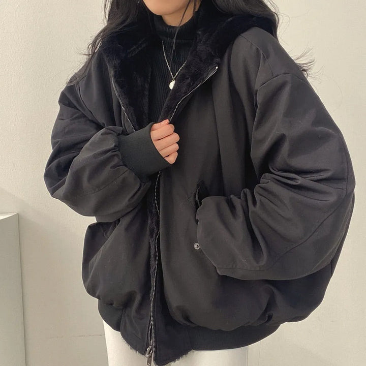 Moderne, warme Damen Winterjacke in Schwarz. Doppellagige Outdoor-Freizeitjacke, elegant und atmungsaktiv für den Winter.