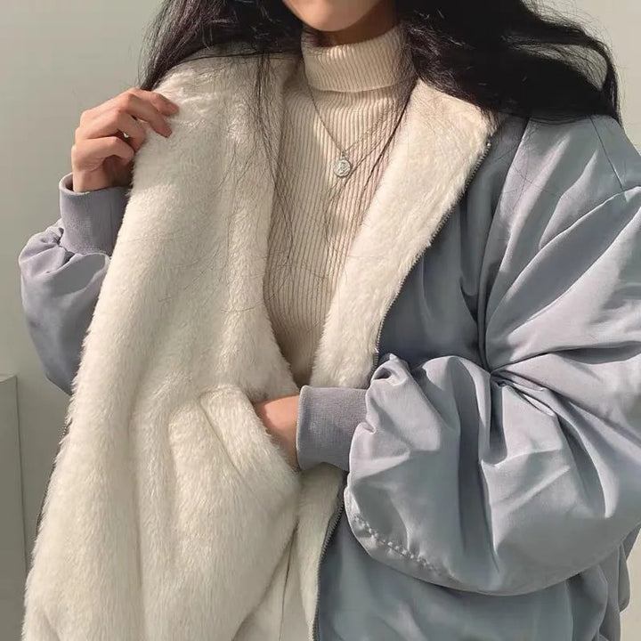 Bequeme, doppellagige Damen Winterjacke in Blau. Warmer Mantel für Wintermode, elegante Freizeit- und Outdoorjacke.