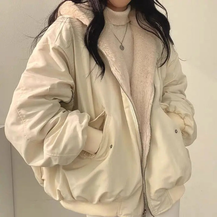Elegante, doppellagige Damen Winterjacke in Beige. Warme Wintermode für Freizeit und Outdoor, atmungsaktiver Mantel.