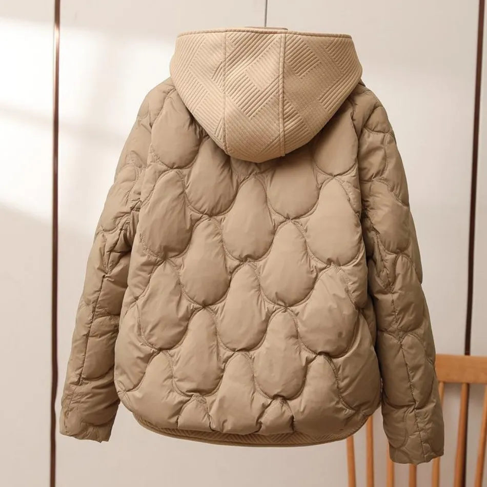 Warme, kuschelige Damen Winterjacke in Grau für stilvolle Winteroutfits. Ideal für Damenmode und Komfort.
