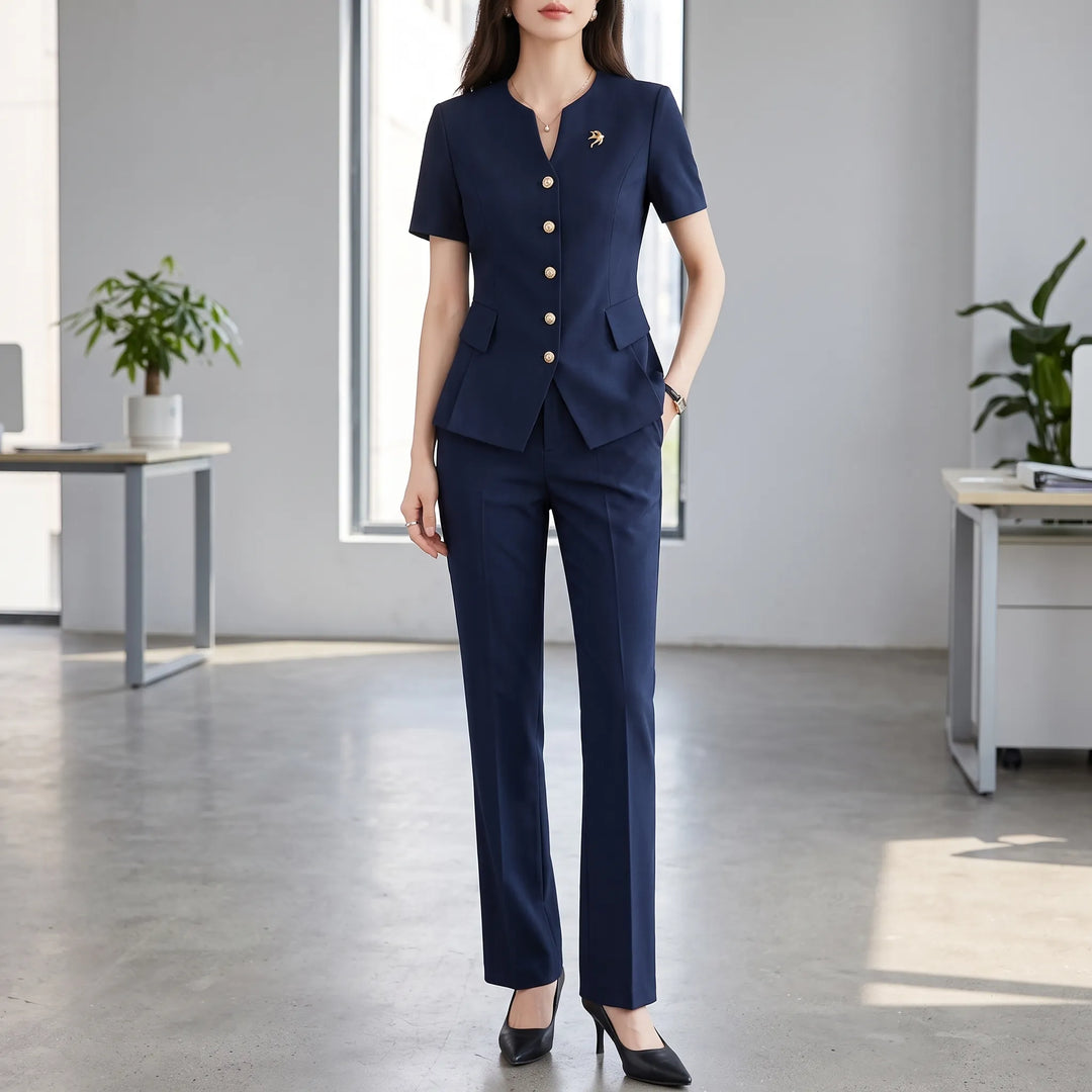 Eleganter Damen Hosenanzug, Zweiteiler für Büro & Business Look. Klassische Frauenmode für Frühling/Sommer.