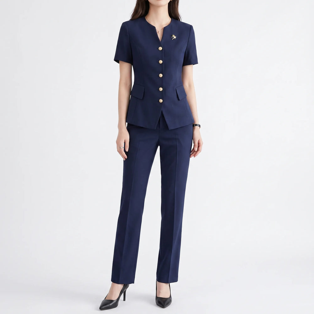 Stylischer Damen Hosenanzug. Eleganter Zweiteiler, ideal für ein professionelles Bürooutfit.