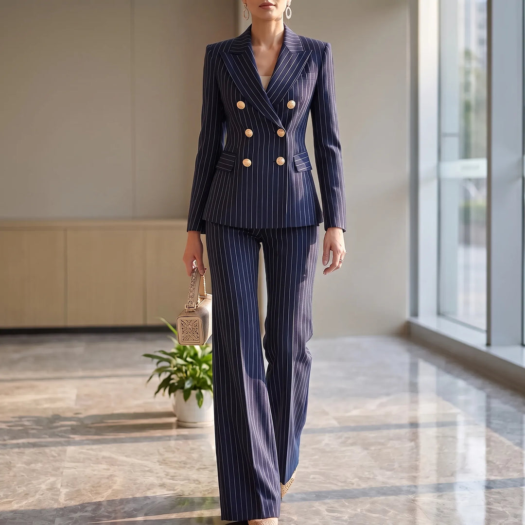 Eleganter Damen Hosenanzug mit klassischem Streifenmuster. Zeitloser Business Anzug mit weitem Bein.