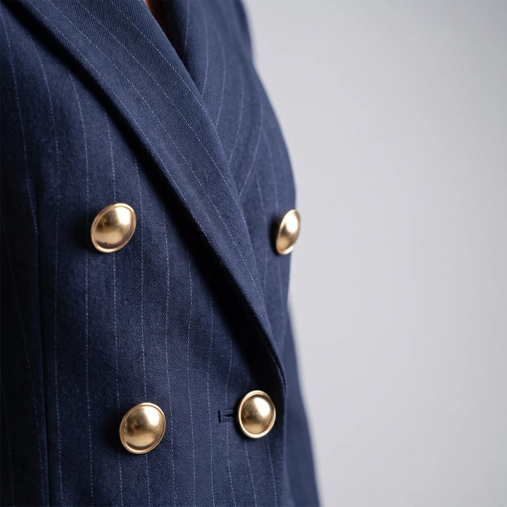 Damen Blazer und Hose Set gestreift. Hochwertiger Stoff, ideal für elegante Business-Outfits.