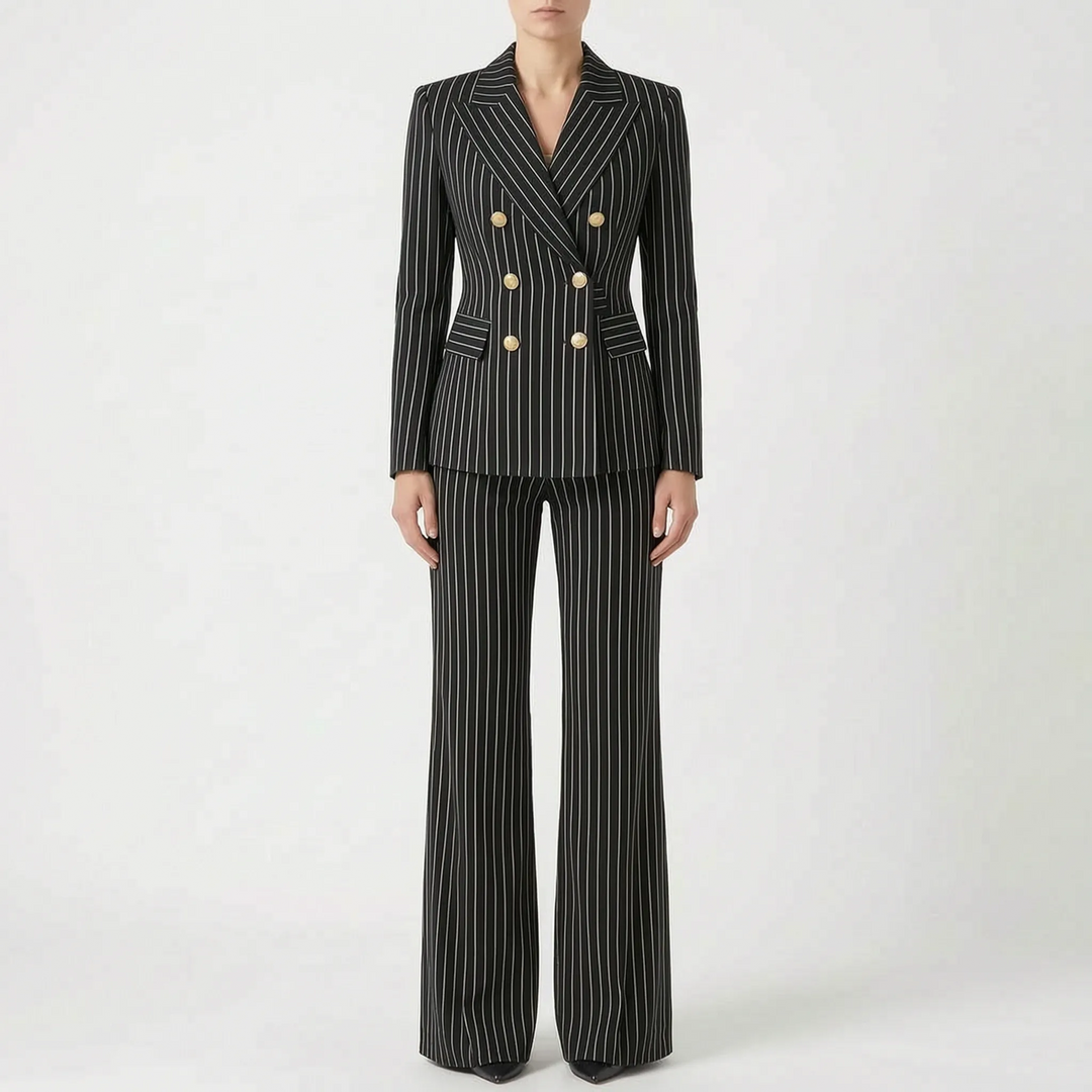 Detailaufnahme: Gestreifter Damen Blazer mit Revers. Teil des eleganten Business Hosenanzugs.