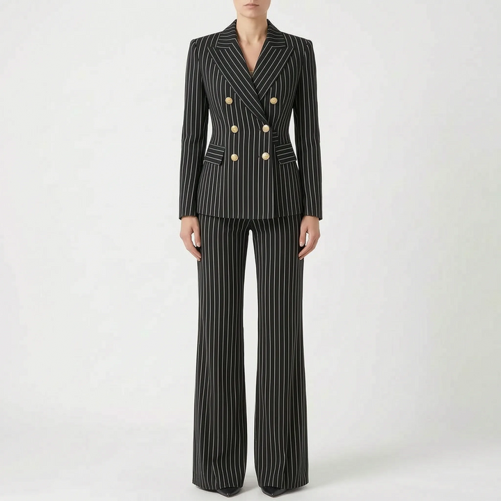 Detailaufnahme: Gestreifter Damen Blazer mit Revers. Teil des eleganten Business Hosenanzugs.