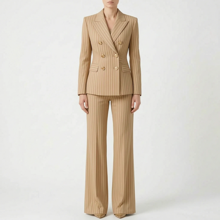 Rückenansicht des gestreiften Damen Hosenanzugs. Eleganter Business Anzug mit perfektem Sitz.