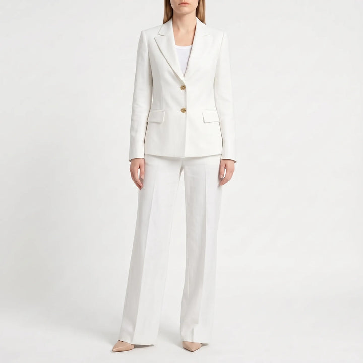 Nahaufnahme des Stoffes vom Damen Hosenanzug mit weitem Bein. Eleganter Zweiteiler für Komfort & stilvolle Herbstmode.