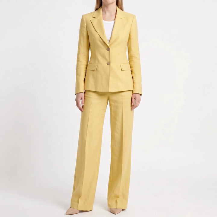 Damen Hosenanzug mit weitem Bein in Bewegung. Zeigt den eleganten Fall des Stoffes. Stilvoller Zweiteiler für jede Saison.