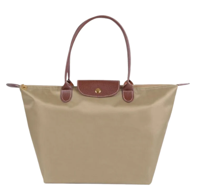Modische Damen Handtasche aus Echtleder, getragen von einem Model, ideal als Alltagstasche oder Business Tasche.