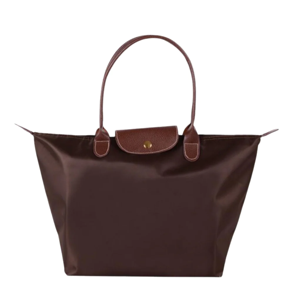 Elegante Damen Umhängetasche aus Leder, kombiniert mit weiteren stilvollen Accessoires, als Statement-Piece.