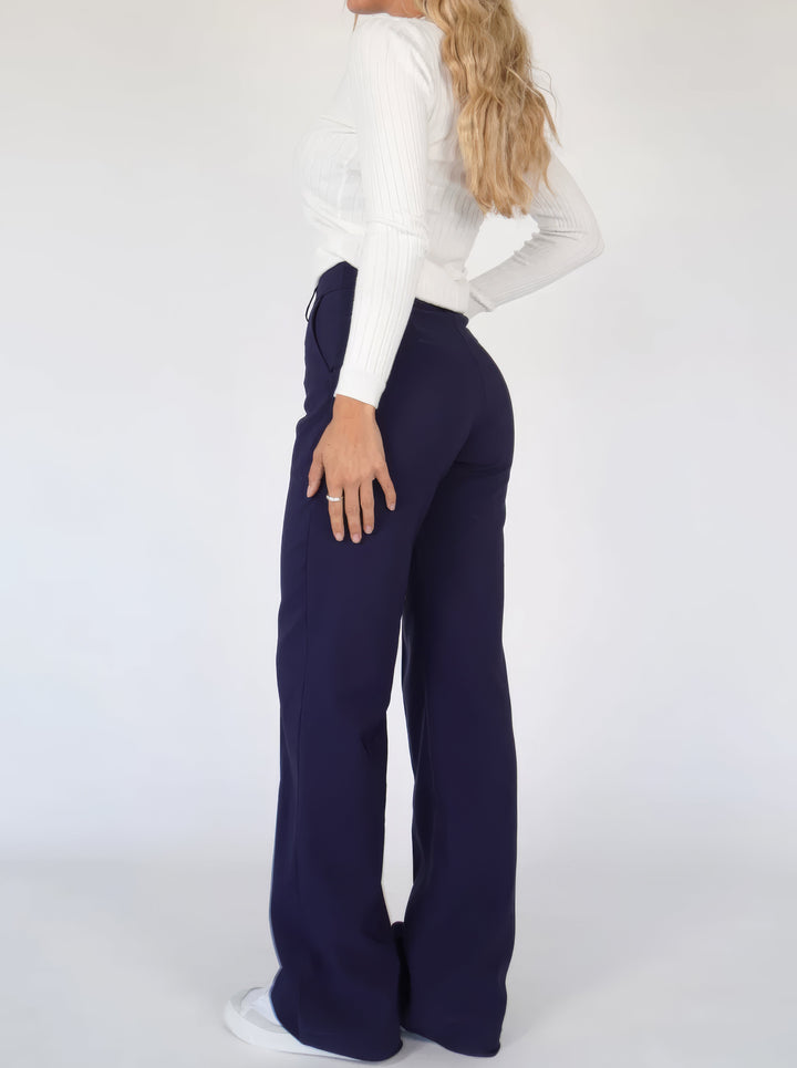 Detailansicht der Damenhose: hoher Bund & gerades Bein. Hochwertige Stoffqualität für Eleganz.