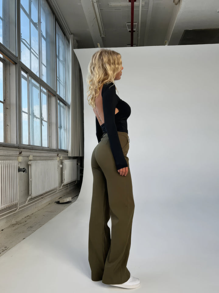 Weisse Damenhose mit hoher Taille & geradem Bein. Schicke Casual-Hose für sommerliche Eleganz.