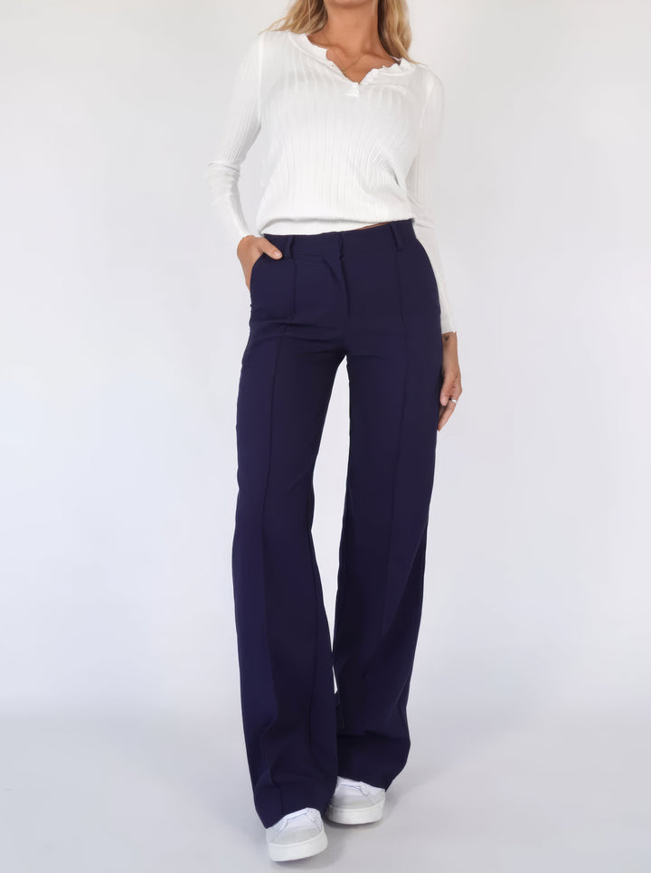 Braune Damenhose mit hoher Taille & geradem Bein. Komfortable Hose für Business & Freizeit.