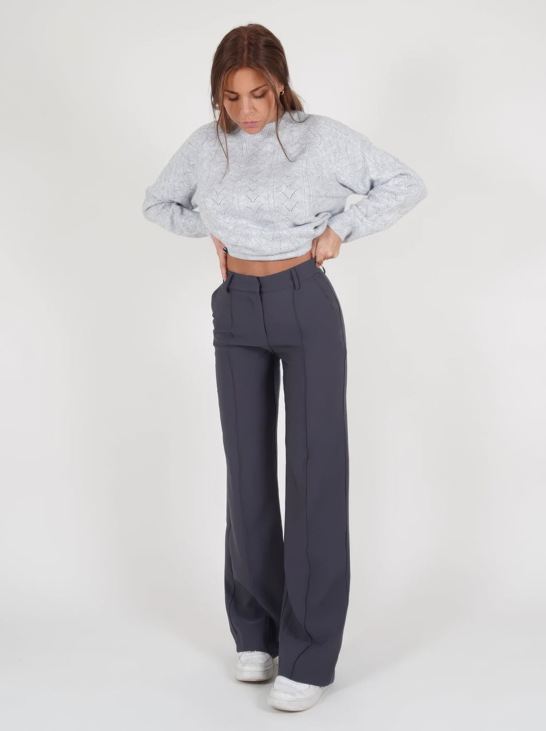 Blaue Damenhose mit hoher Taille & geradem Bein. Vielseitige Hose für einen eleganten Look.