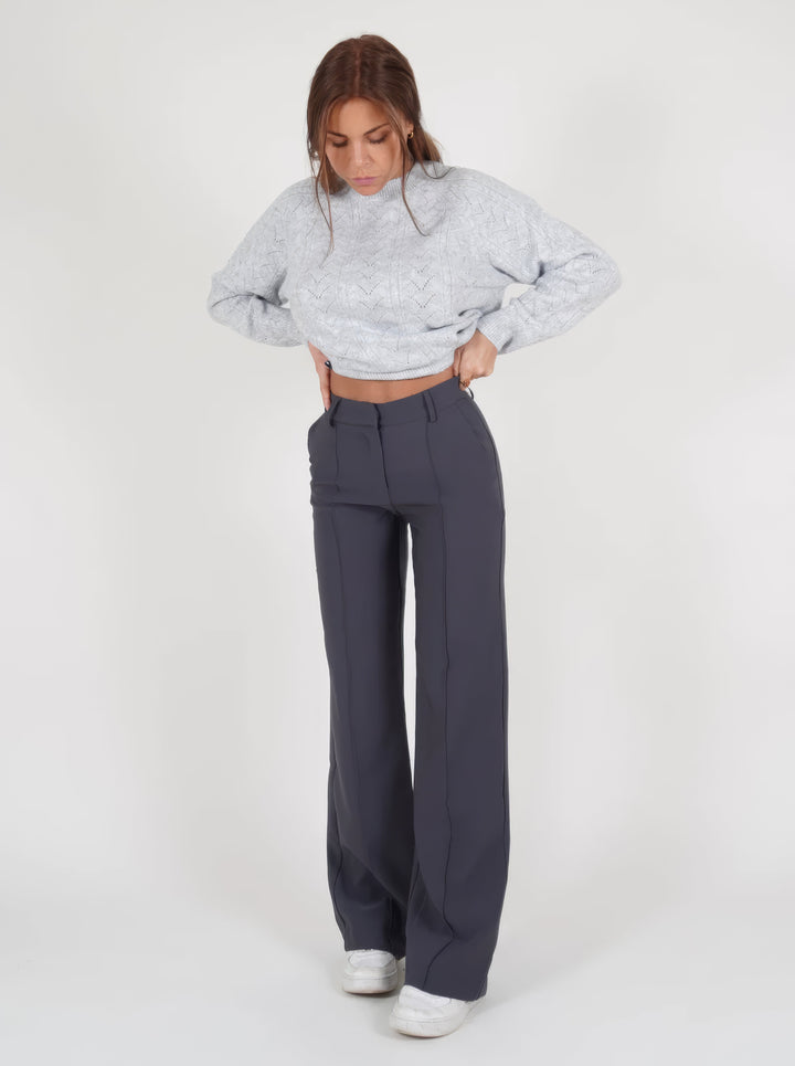 Blaue Damenhose mit hoher Taille & geradem Bein. Vielseitige Hose für einen eleganten Look.