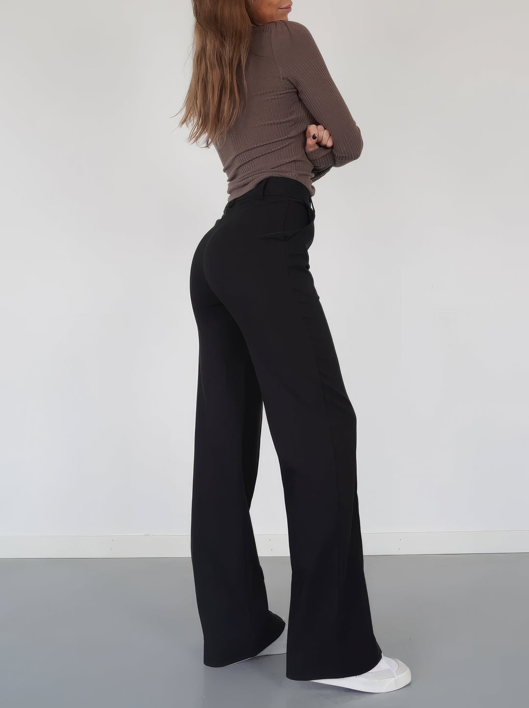 Graue Damenhose mit hoher Taille & geradem Bein. Bequeme Hose für einen zeitlosen Stil.