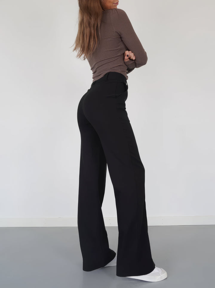 Graue Damenhose mit hoher Taille & geradem Bein. Bequeme Hose für einen zeitlosen Stil.