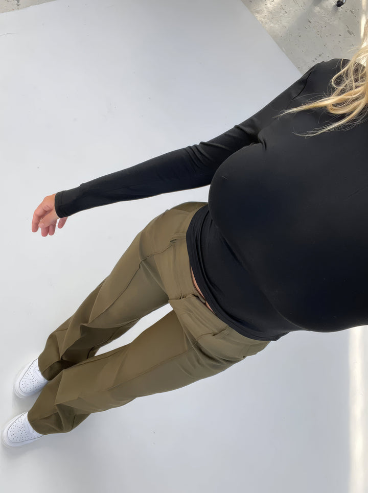 Komfortable Damenhose mit hoher Taille & geradem Bein. Lässige Hose für entspannte Tage.