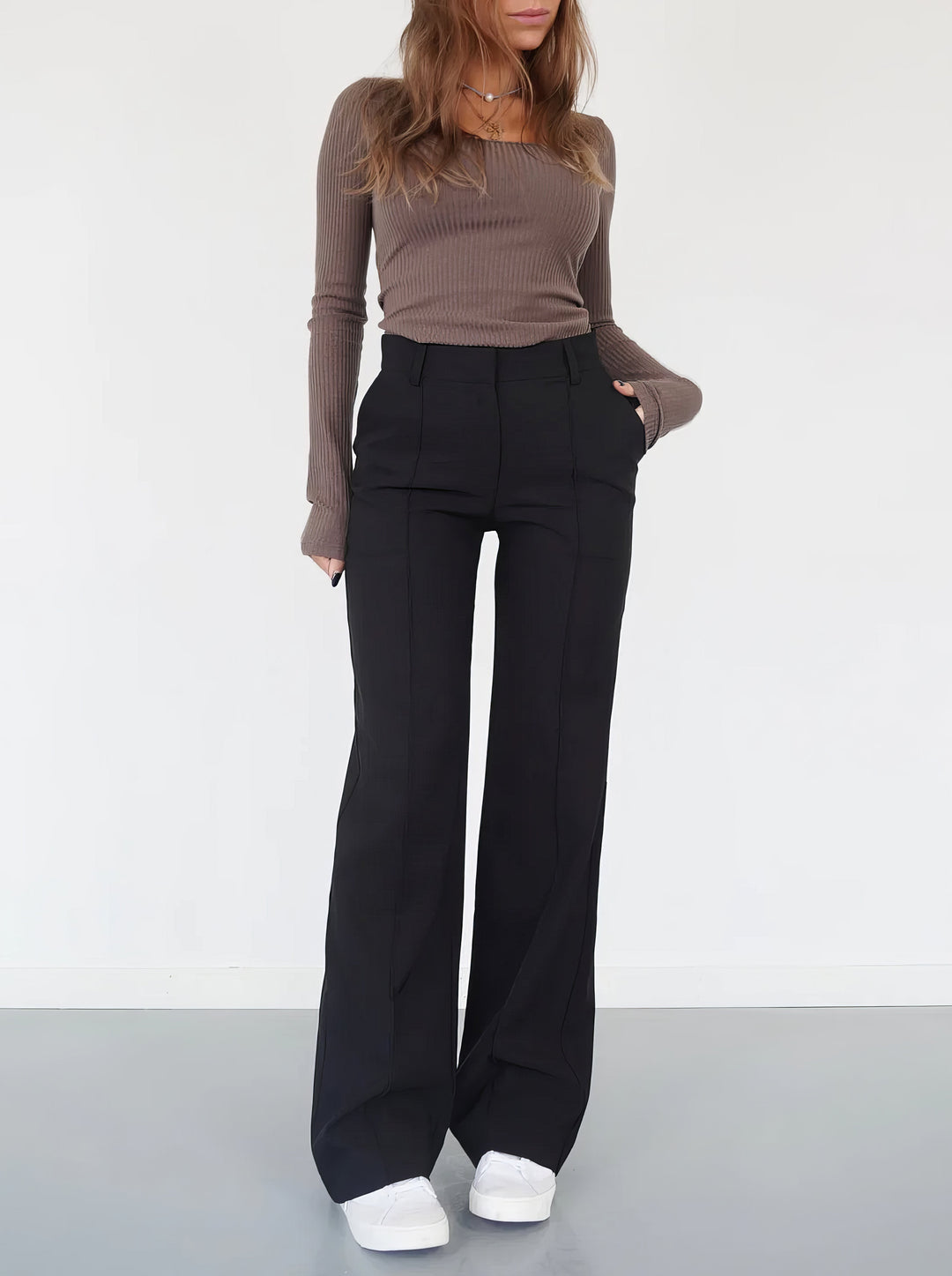 Elegante Damenhose mit hoher Taille & geradem Bein. Moderne Hose für stilvolle Outfits im Alltag.