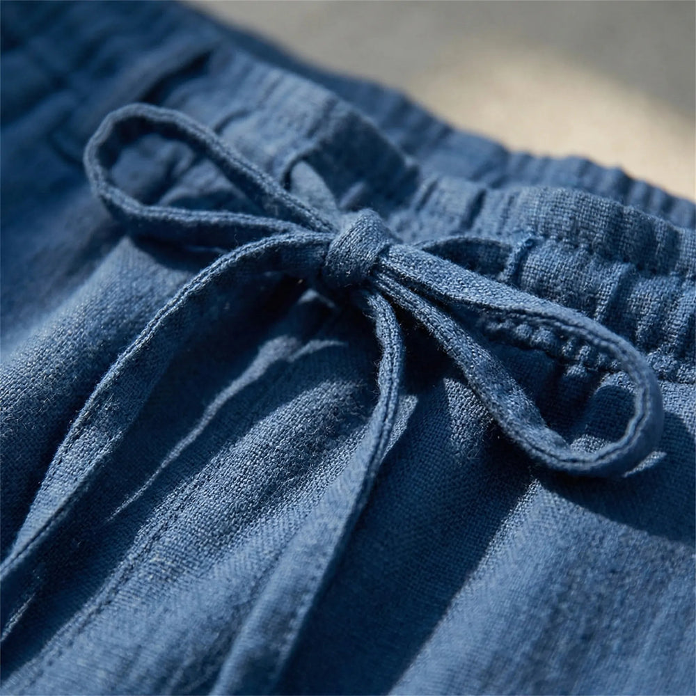 Detail der weiten Damenhose: Stylischer Bindegürtel für individuelle Passform & modischen Look.