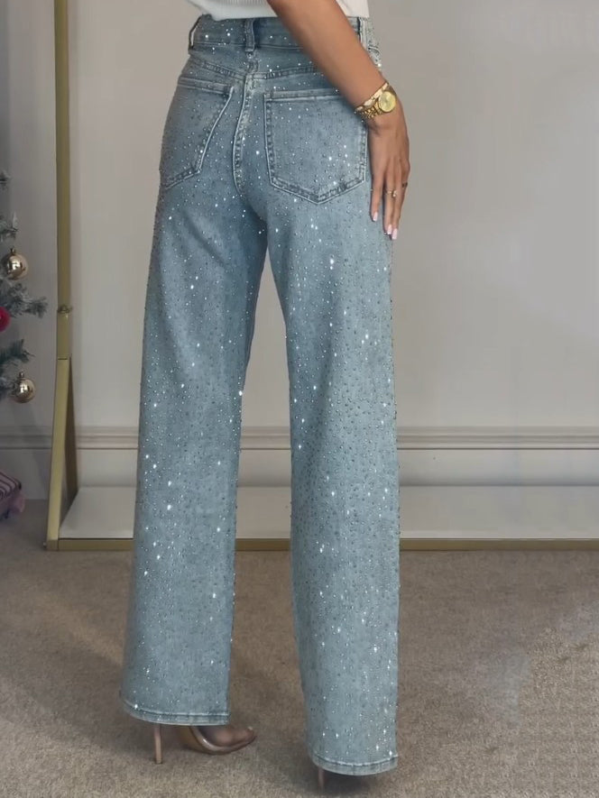 Moderne High Waist Schlagjeans für Damen, blauer Denim mit Glitzer und bequemer Passform.