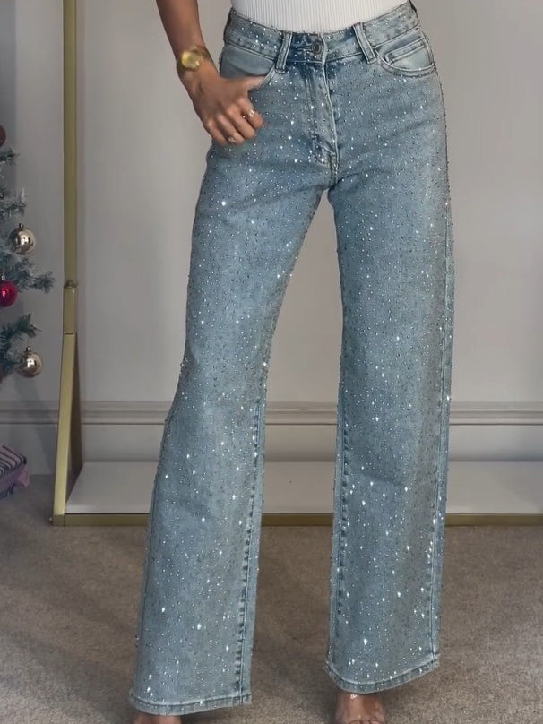 Blaue High Waist Damenjeans mit Glitzer und schmeichelhaftem Schlag, modernes Denim für Freizeit.