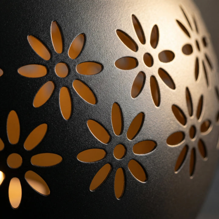 Kabellose dimmbare LED-Tischlampe mit stilvollem Blumenmotiv. Erzeugt warmweißes Licht für eine gemütliche Innendekoration.