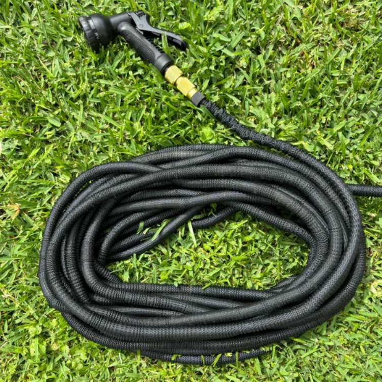 Leichter, schwarzer Gartenschlauch (bis 30m), dehnbar & knickfrei, für einfache Gartenpflege.