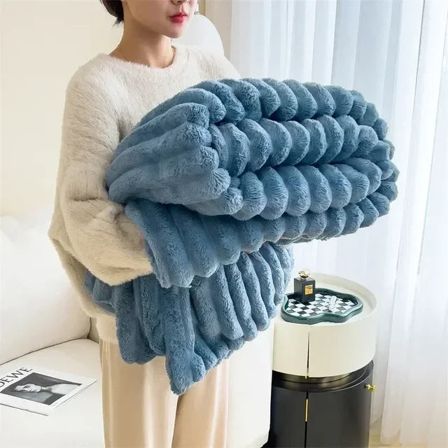 Person kuschelt: Unter flauschiger, warmer Plüschdecke, genießt luxuriösen Komfort zuhause. Perfekte Kuscheldecke.