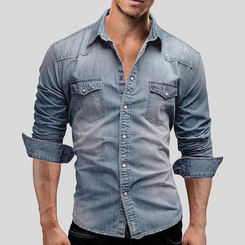 Mann trägt modernes Herren-Freizeitshirt mit langen Ärmeln, Druckknöpfen und Brusttaschen. Vielseitiger Alltags-Look.