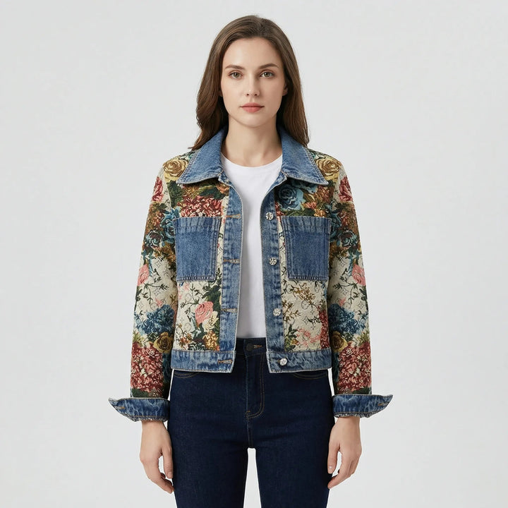 Coole Damen Denim Jacke, gekürzt, mit einzigartigem Statement-Druck. Perfekt für den lässigen Frühlings-Look.