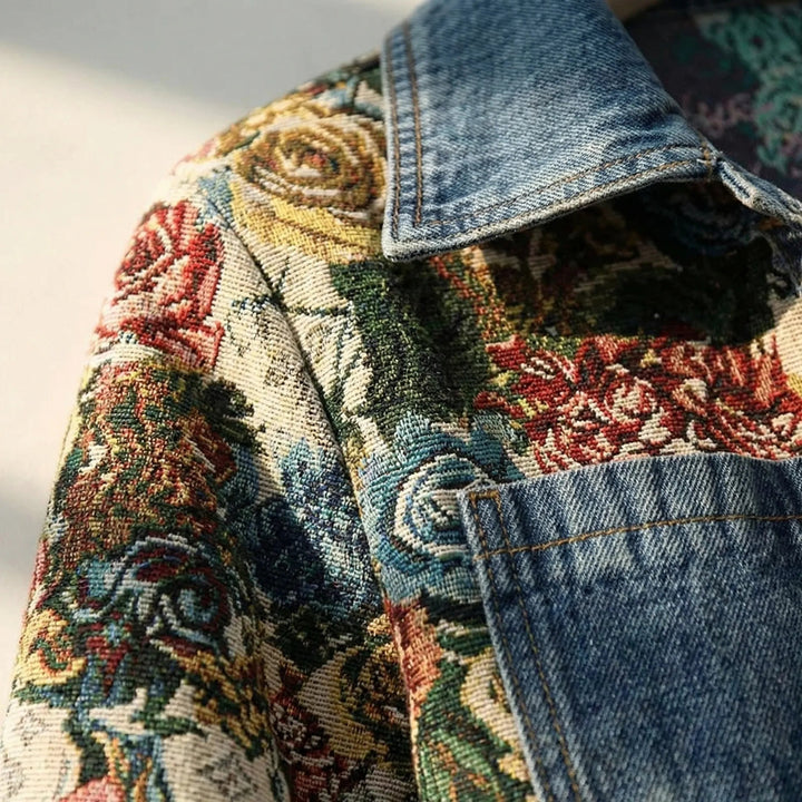 Trendige Damen Jeansjacke cropped mit expressivem Statement-Druck. Ein Must-have für frühlingshafte Outfits.