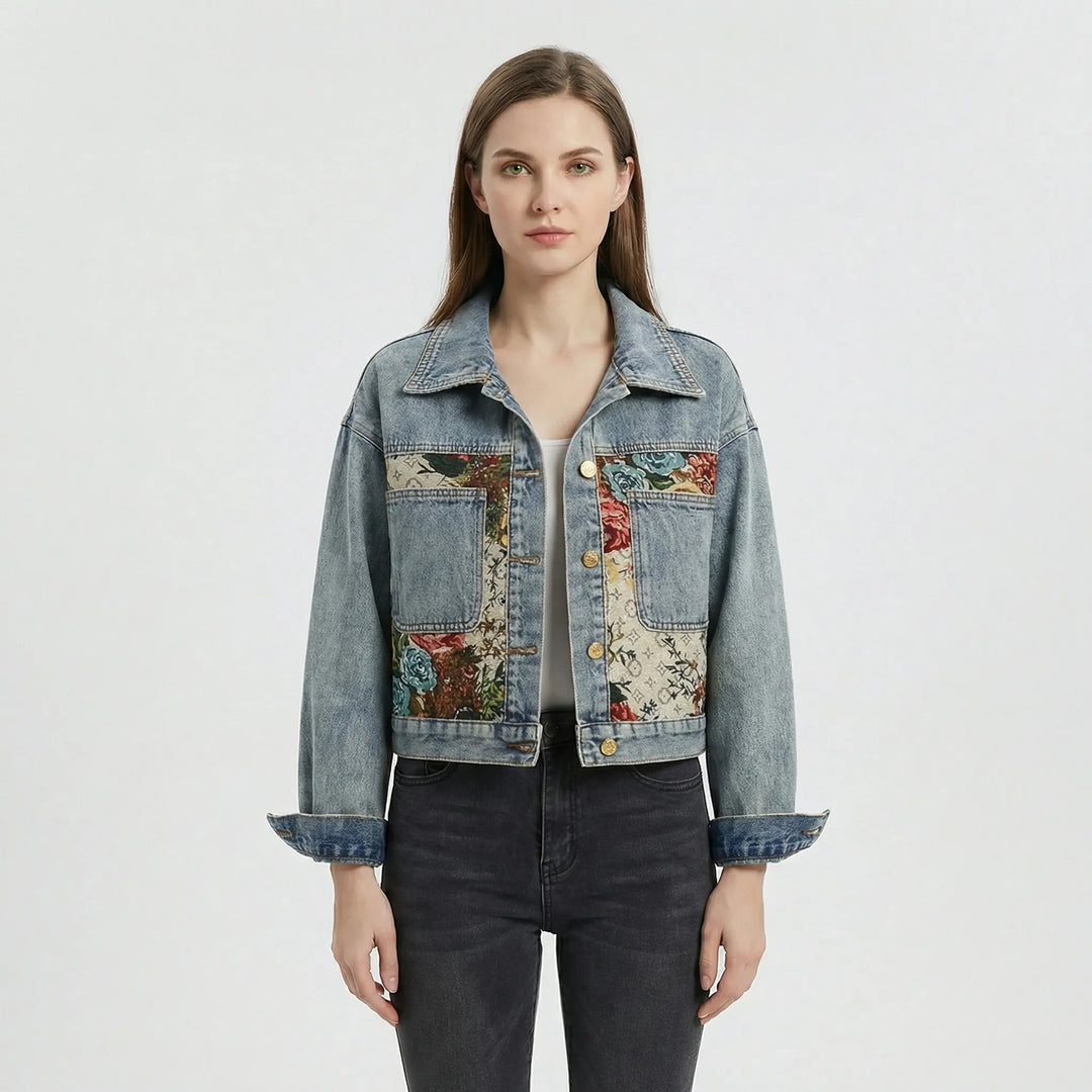 Modische, kurz geschnittene Damen Denim Jacke mit auffälligem Print. Vielseitig kombinierbar für Frühling & Herbst.