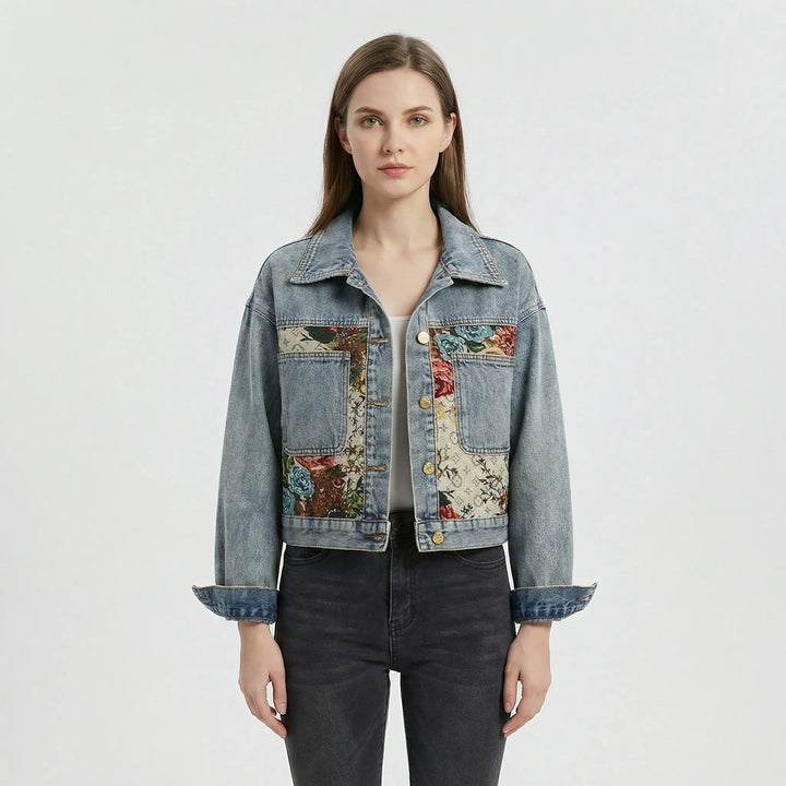 Modische, kurz geschnittene Damen Denim Jacke mit auffälligem Print. Vielseitig kombinierbar für Frühling & Herbst.