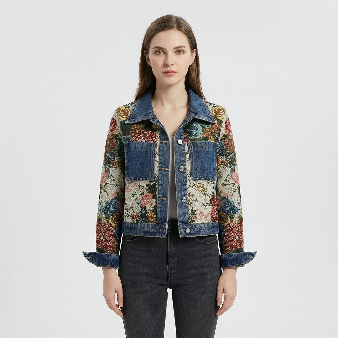 Gekürzte Damen Denim Jacke mit auffälligem Statement-Druck, ideal für Frühling & Herbst Mode.