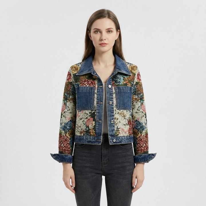 Gekürzte Damen Denim Jacke mit auffälligem Statement-Druck, ideal für Frühling & Herbst Mode.