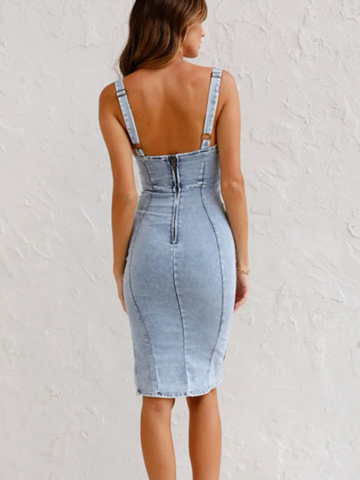 Detailansicht: Figurbetontes Midi-Kleid für Damen, mit Knopfleiste und Seitenschlitz. Ärmelloses Sommerkleid.